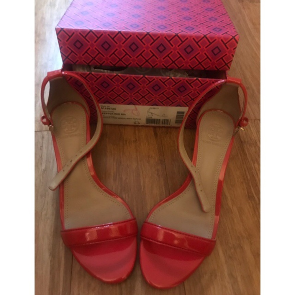 Tory burch coral color sandals